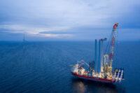 Instalacja gondol wiatrowych na farmie wiatrowej Baltic Power