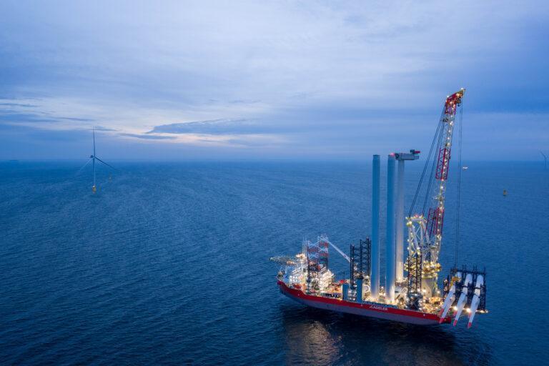 Instalacja gondol wiatrowych na farmie wiatrowej Baltic Power