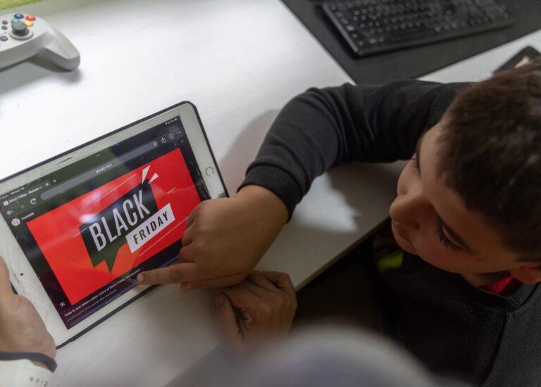 Na zdjęciu: Black Friday, zakupy online