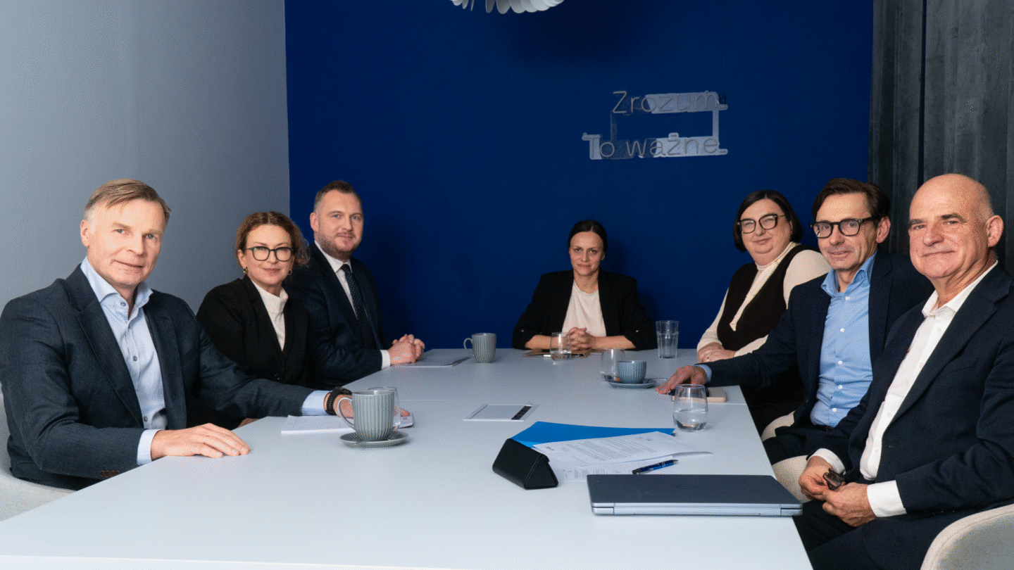 Uczestnicy debaty w redakcji XYZ (od lewej): Marcin Szpak, dyrektor wykonawczy ds. energetyki w Orlenie, Prezeska Forum Energii Joanna Maćkowiak-Pandera, Prezeska Forum Energii Joanna Maćkowiak-Pandera, wiceminister energii Konrad Wojnarowski, Barbara Oksińska, XYZ, Ilona Wołyniec, dyrektor Pionu Relacji z Klientami Strategicznymi i Finansowania Projektów w PKO Banku Polskim, Mikołaj Budzanowski, prezes InnoEnergy w Europie Centralnej, Mirosław Bieliński, prezes Bankilo Obrót.