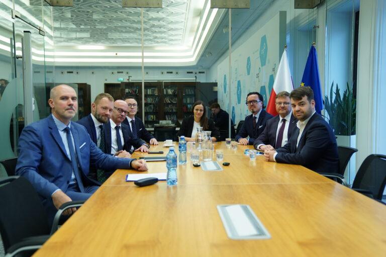 Uczestnicy debaty: Obudzić inwestycje w przemyśle