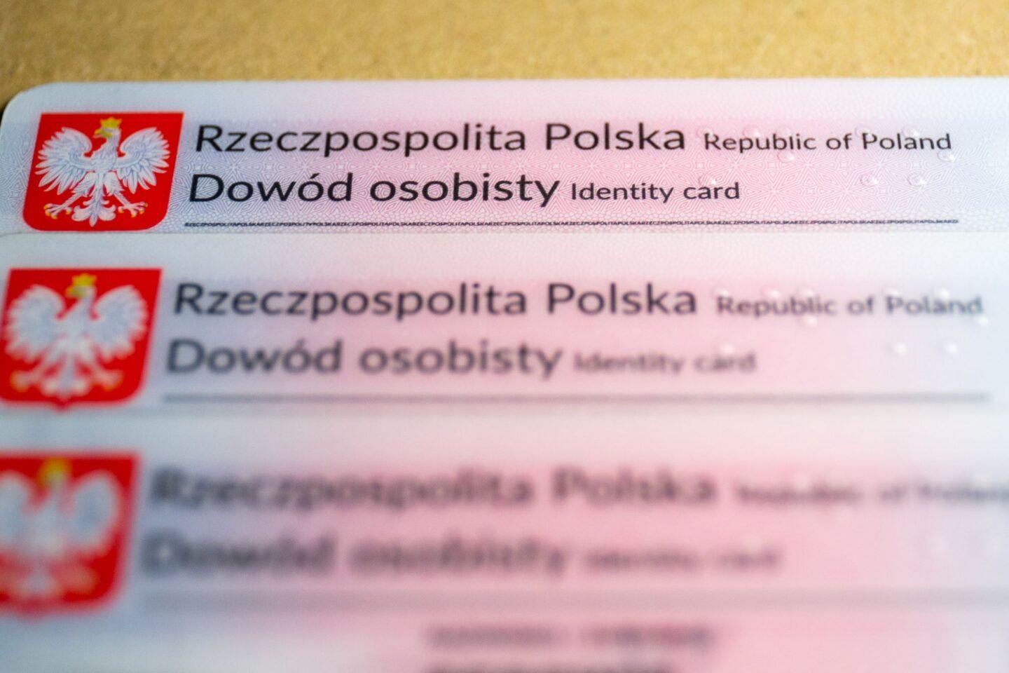 Zdjęcie przedstawia polskie dowody osobuste