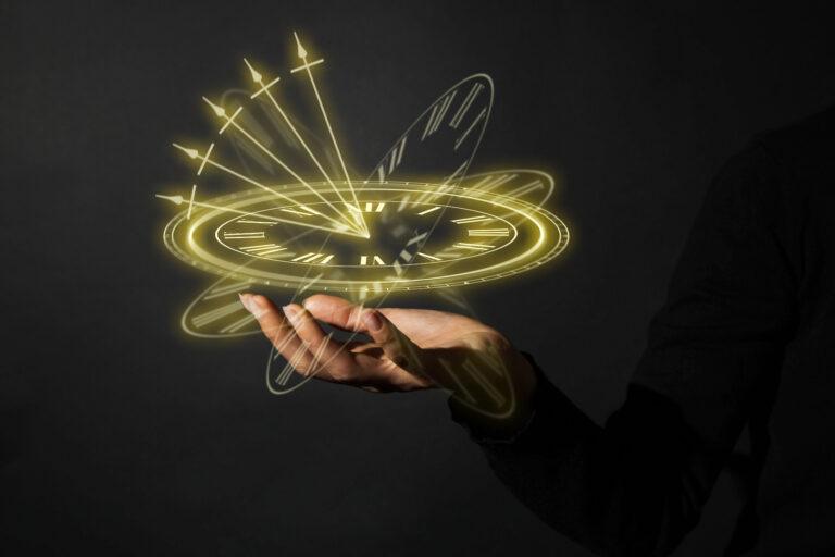 Grafika przedstawia rękę, która trzyma zegar z wahadłem. Ma ono symbolizować tematykę artykułu, który jest o znaczeniu kształtowania odporności psychicznej i finansowej w przyszłości. Fot. Getty Images