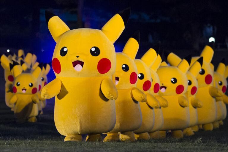 Idące w rzędzie żółte maskotki przedstawiające Pikachu