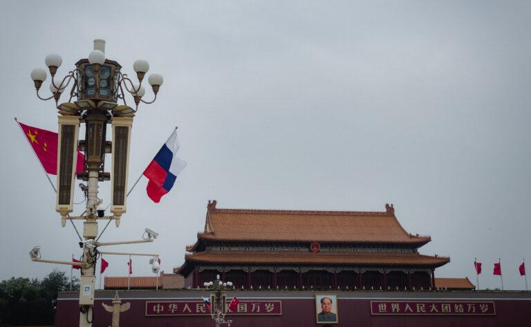 Flagi Chin i Rosji na tle Bramy Niebiańskiego Spokoju na pekińskim placu Tiananmen