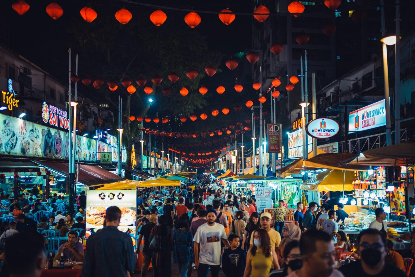 Na zdjęciu ulice Kuala Lumpur w nocy