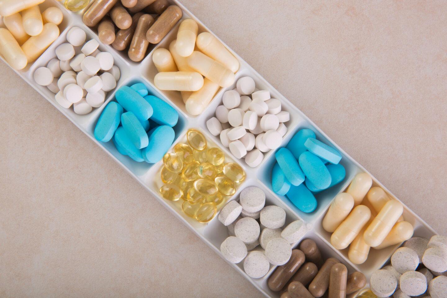 Suplementy diety. Polacy wydają 7 mld zł na produkty, które budzą skrajne emocje
