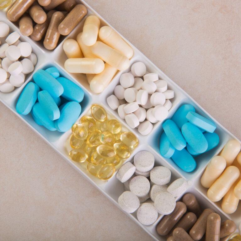 Suplementy diety. Polacy wydają 7 mld zł na produkty, które budzą skrajne emocje