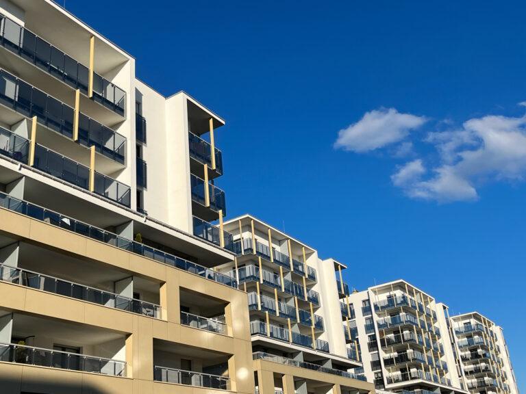 Rynek mieszkaniowy przyspiesza. Deweloperzy sprzedają więcej, a kredytobiorcy wracają po finansowanie