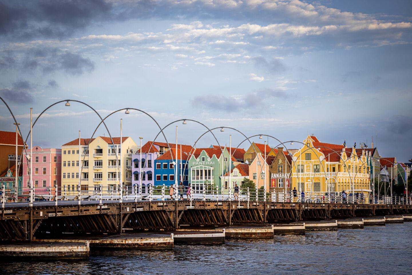 Most pontonowy w stolicy Curaçao, mieście Willemstad