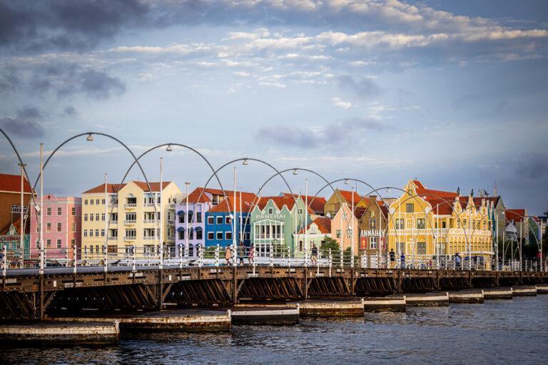 Most pontonowy w stolicy Curaçao, mieście Willemstad
