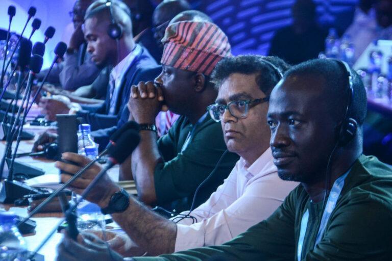 Na zdjęciu uczestnicy konferencji o cyberbezpieczeństwie przed komputerami