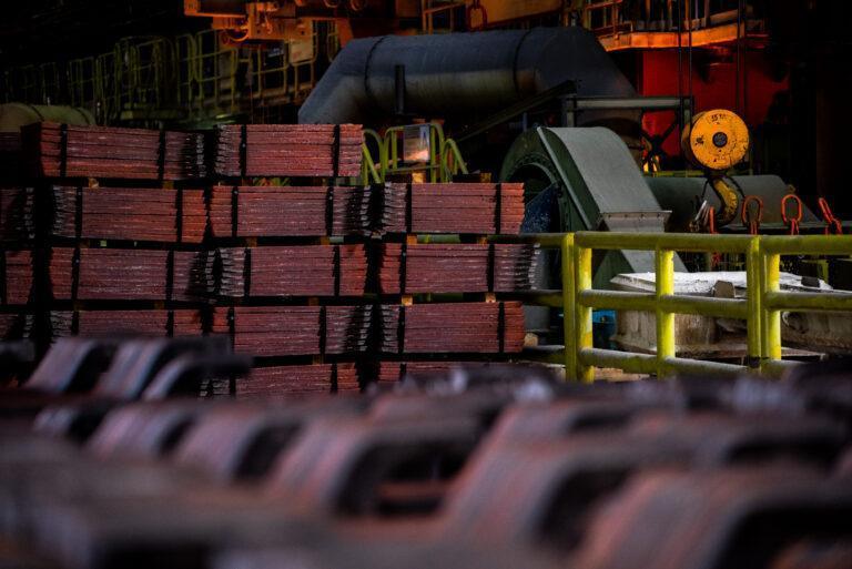 Produkcja miedzi w fabryce. Ceny surowca poszły w dół po październikowych rekordach.