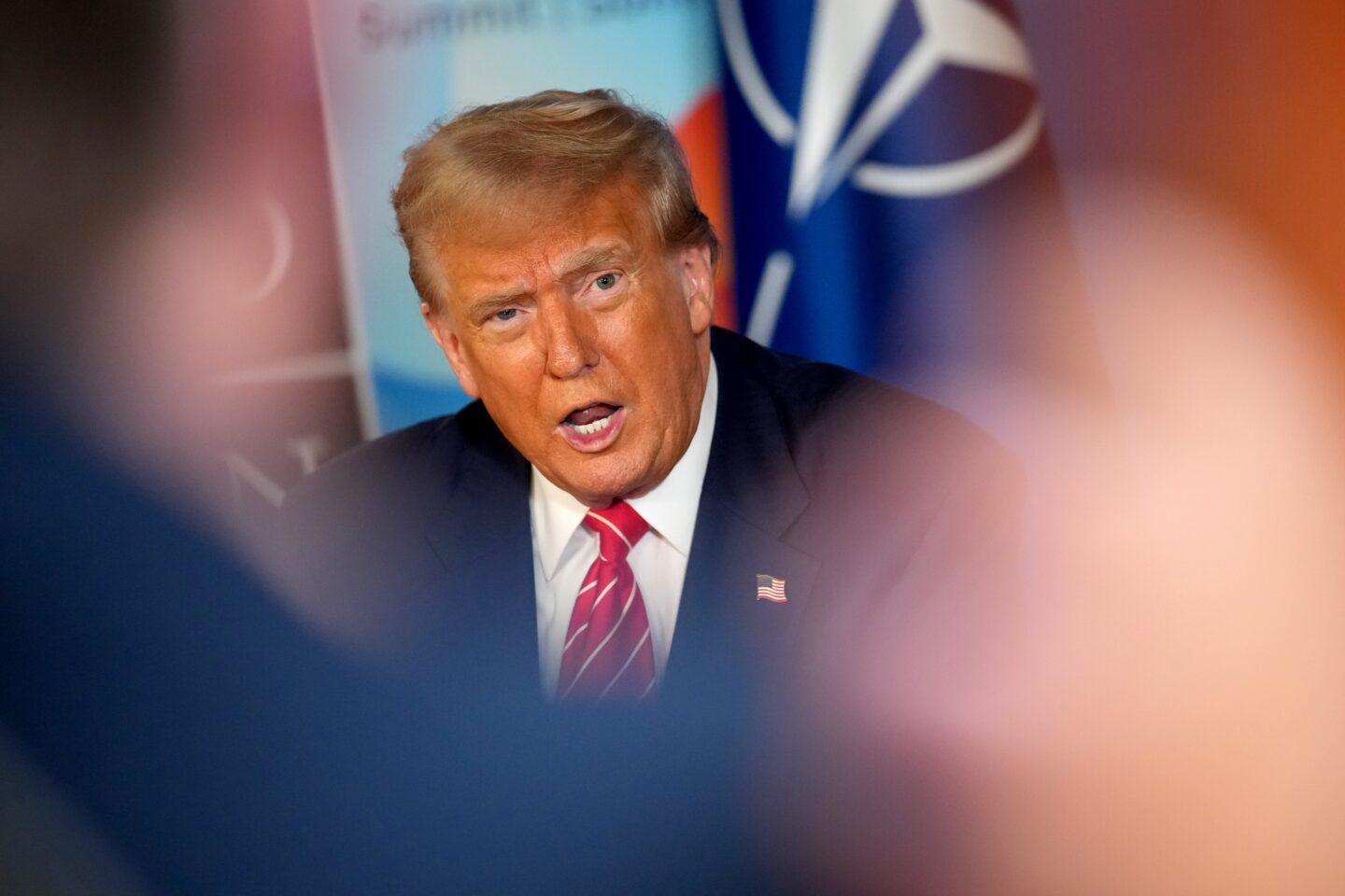 Prezydent USA Donald Trump rozmawia z mediami na początku drugiego dnia szczytu NATO 2025