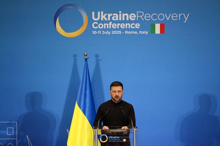 Na zdjęciu Wołodymyr Zełenski na konferencji w Rzymie