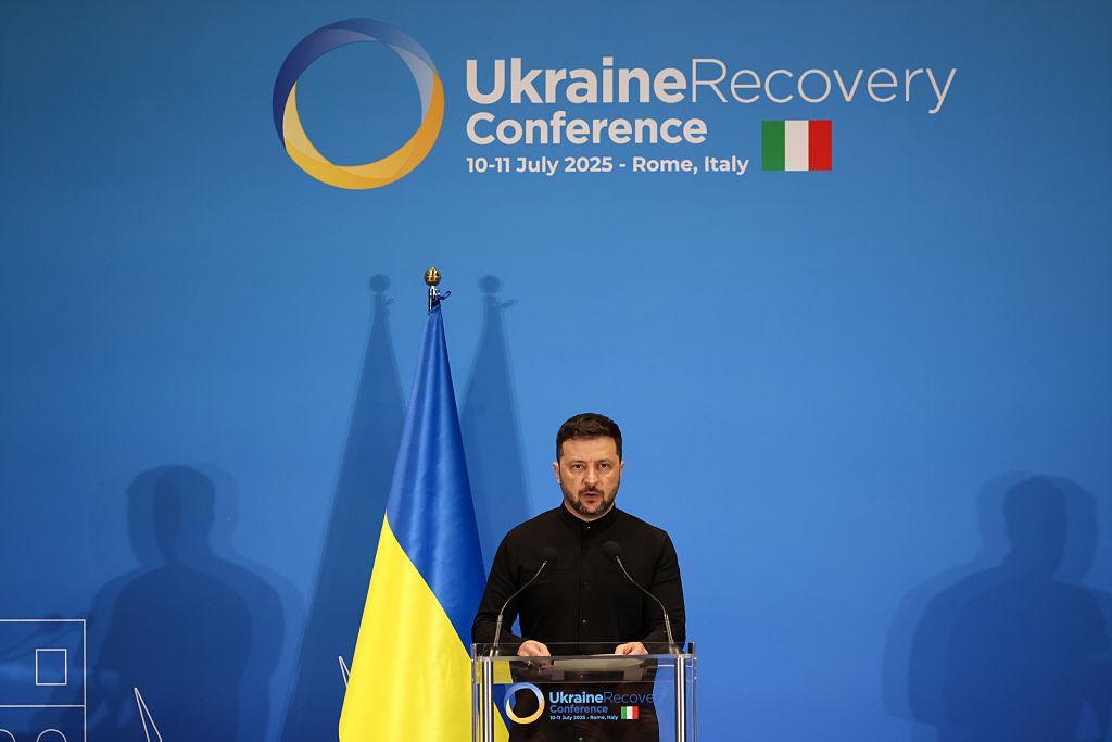 Na zdjęciu Wołodymyr Zełenski na konferencji w Rzymie