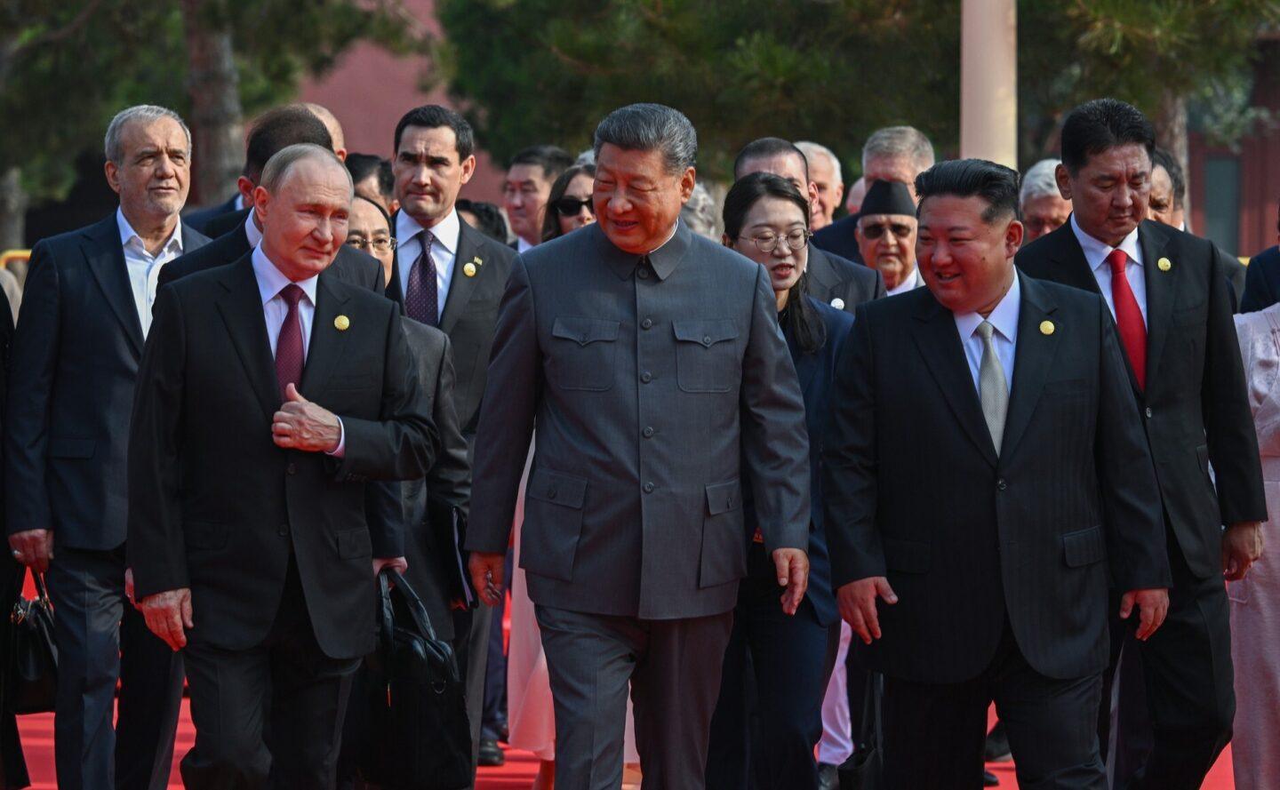 Parada wojskowa w Pekinie 3 września 2025 r. Na zdjęciu przywódca Rosji Władimir Putin (po lewej); przewodniczący Chińskiej Republiki Ludowej Xi Jinping (po środku) oraz dyktator Korei Północnej Kim Dzong Un (po prawej)