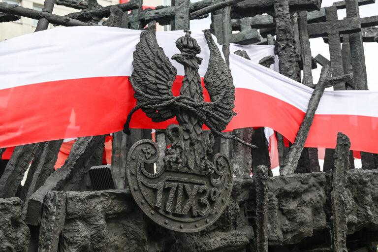 Rosjanie usunęli tablice przedstawiające order Virtutti Militari oraz Krzyż Kampanii Wrześniowej z cmentarza, na którym pochowani są polscy żołnierze zamordowani w Katyniu.