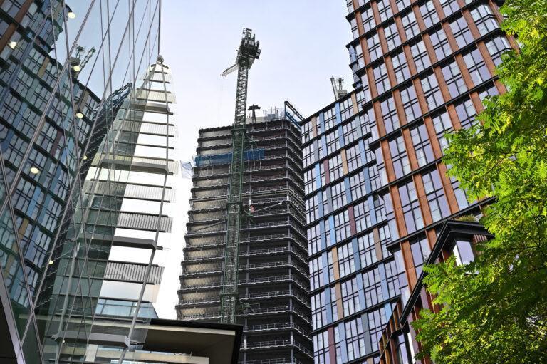 Budowa bloku mieszkalnego. Liczba sprzedanych mieszkań spadła o 9 proc. m/m w październiku.