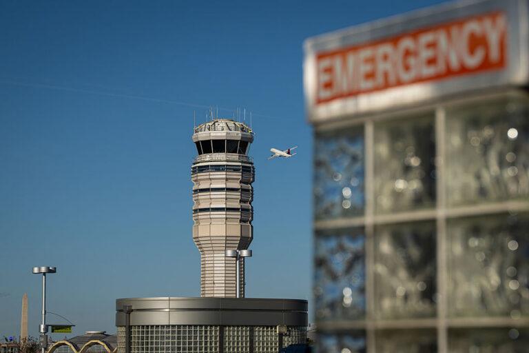 Na zdjęciu samolot i wieża kontroli lotów