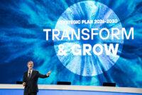 Na zdjęciu prezes firmy Telefonica na scenie w trakcie prezentacji