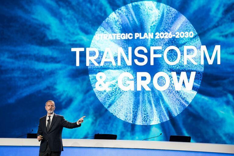 Na zdjęciu prezes firmy Telefonica na scenie w trakcie prezentacji