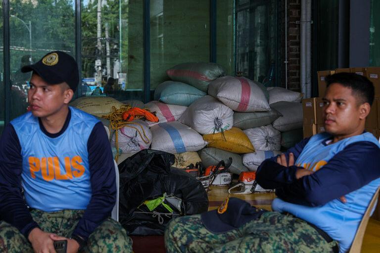 Filipińscy policjanci na workach z piaskiem