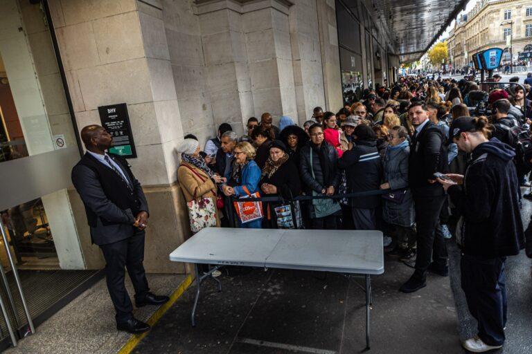 Otwarcie butiku Shein na 6. piętrze domu towarowego BHV Marais. Chiński gigant fast fashion stawia pierwsze kroki w handlu stacjonarnym, przyciągając tłumy odwiedzających mimo kontrowersji, w środę 5 listopada 2025 r. w Paryżu, Francja.