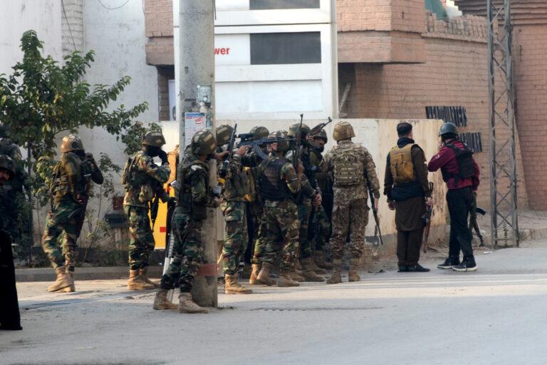 Pakistańskie służby bezpieczeństwa w trakcie poniedziałkowego zamachu.