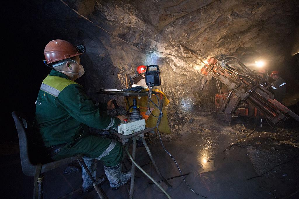 Robotnik obsuguje maszyné w kopalni