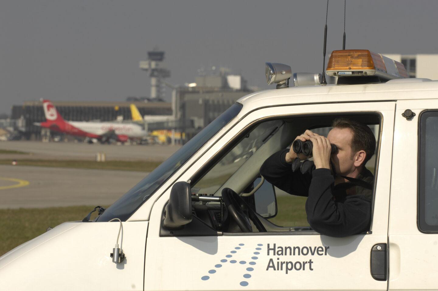 Dron nad lotniskiem w Hanowerze spowodował wstrzymanie ruchu lotniczego na 45 minut. Fot. Scheffen/ullstein bild via Getty Images)