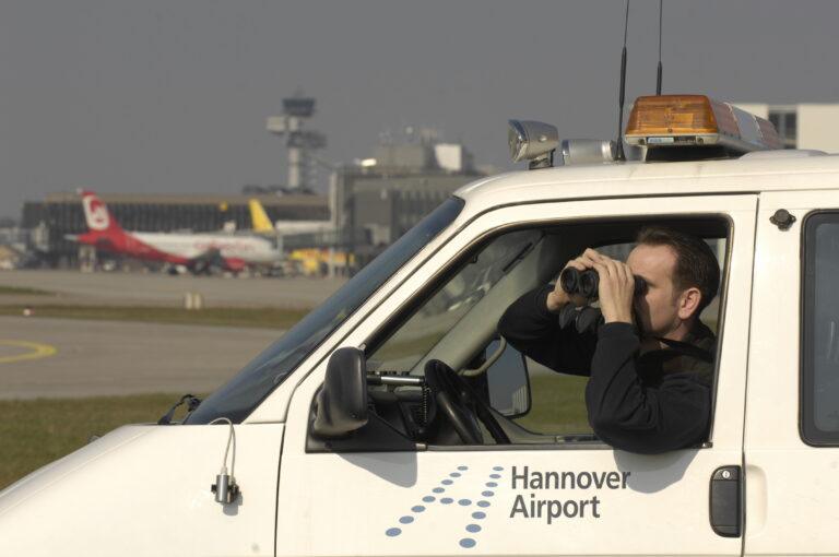 Dron nad lotniskiem w Hanowerze spowodował wstrzymanie ruchu lotniczego na 45 minut. Fot. Scheffen/ullstein bild via Getty Images)