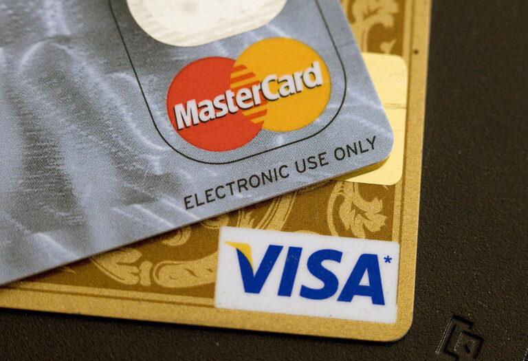 na zdjęciu karty płatnicze z logo Visa i Mastercard