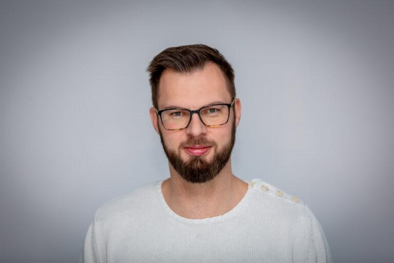 - Co trzeci produkt sprzedawany w sklepach IKEA w Polsce to coś do zjedzenia – klopsik, kawa, hot-dog czy przysmak ze sklepiku szwedzkiego. W minionym roku ponad 11 mln klientów zrobiło zakupy w sklepach IKEA, a coraz więcej z nich przychodzi nie tylko po meble czy akcesoria, ale również po to, by zjeść posiłek w restauracji lub kupić produkty spożywcze na wynos - mówi Krzysztof Hernik, lider ds. komercyjnych IKEA Food w IKEA Retail Polska./ fot. materiały prasowe IKEA