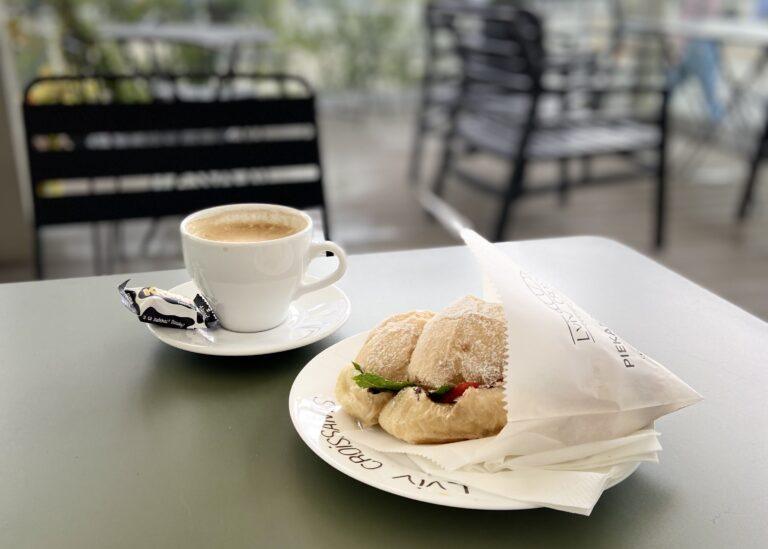 Croissant na ogródku kawiarnianym w restauracji Lviv Croissants