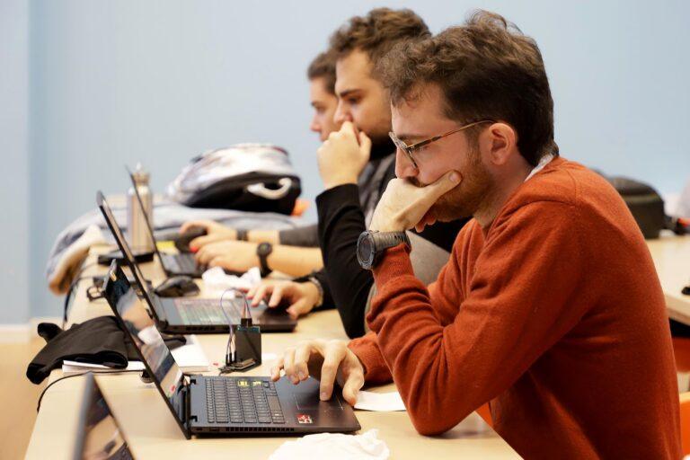 Zdjęcie przedstawia pracowników IT