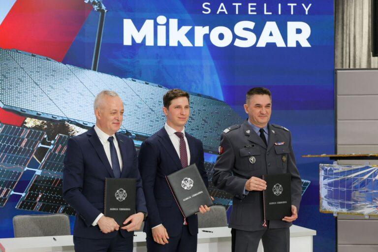 Na zdjęciu uroczystość podpisania umowy z MON na dostarczenie satelitów, od lewej prezes zarządu w Wojskowych Zakładach Łączności Sławomir Obszyński, dyrektor generalny i współzałożyciel ICEYE Rafał Modrzewski oraz szef Agencji Uzbrojenia bryg. Artur Kuptel