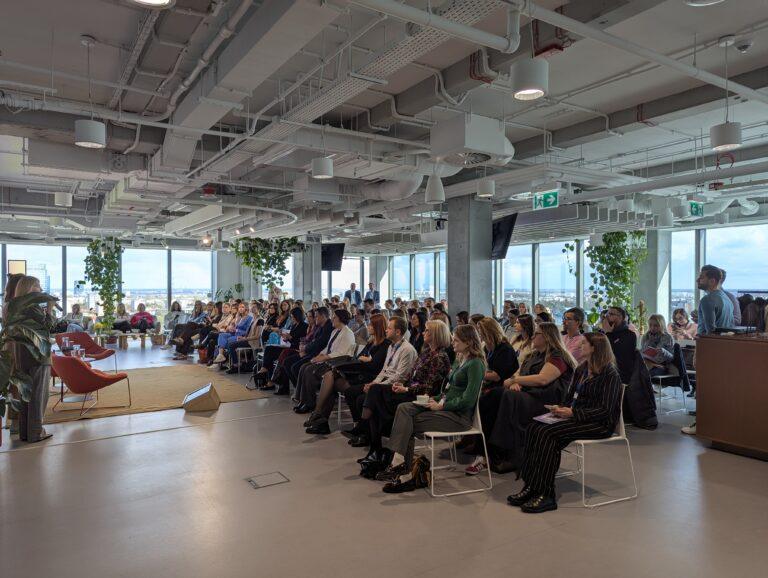 Zdjęcie przedstawia widownię jednego z poprzednich edycji wydarzeń organizatorów Ideathonu