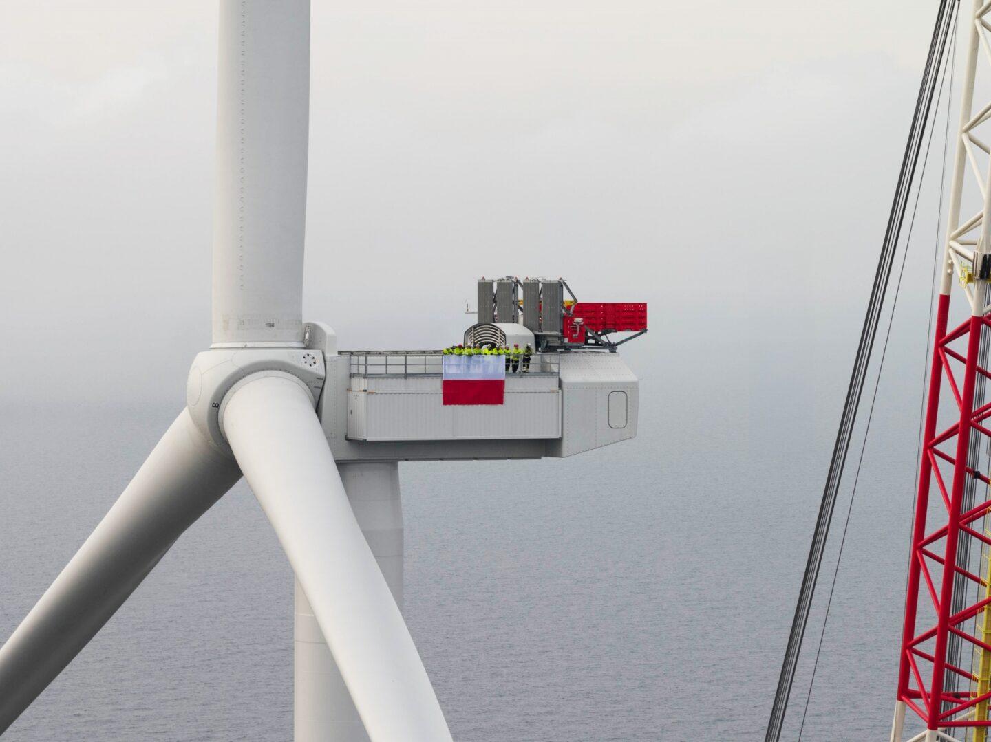 Na zdjęciu gondole Baltic Power z flagą biało-czerwoną