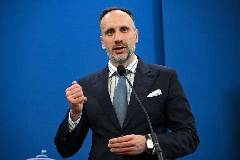 Poseł PiS Janusz Kowalski podczas konferencji prasowej w Sejmie w Warszawie