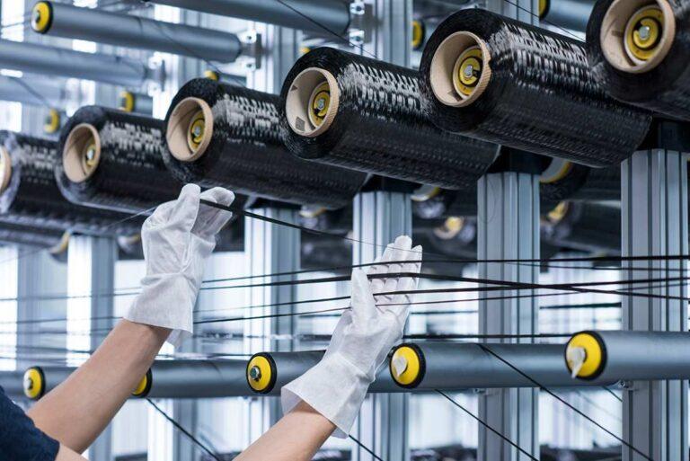 Zdjęcie przedstawia pracę w fabryce