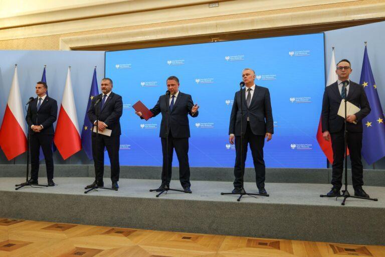 Na zdjęciu ministrowie: spraw wewnętrznych i administracji Marcin Kierwiński (trzeci od lewej), koordynator służb specjalnych Tomasz Siemoniak (drugi od prawej), sprawiedliwości Waldemar Żurek (drugi od lewej), infrastruktury Dariusz Klimczak (pierwszy od prawej) oraz rzecznik rządu Adam Szłapka (pierwszy od lewej) na konferencji prasowej