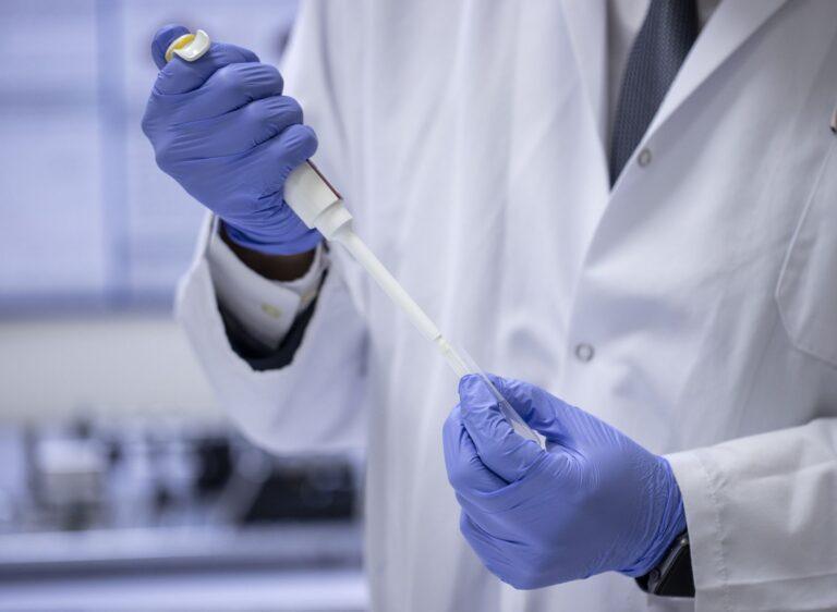 Zdjęcie przedstawia osobę prowadzącą badania w laboratorium