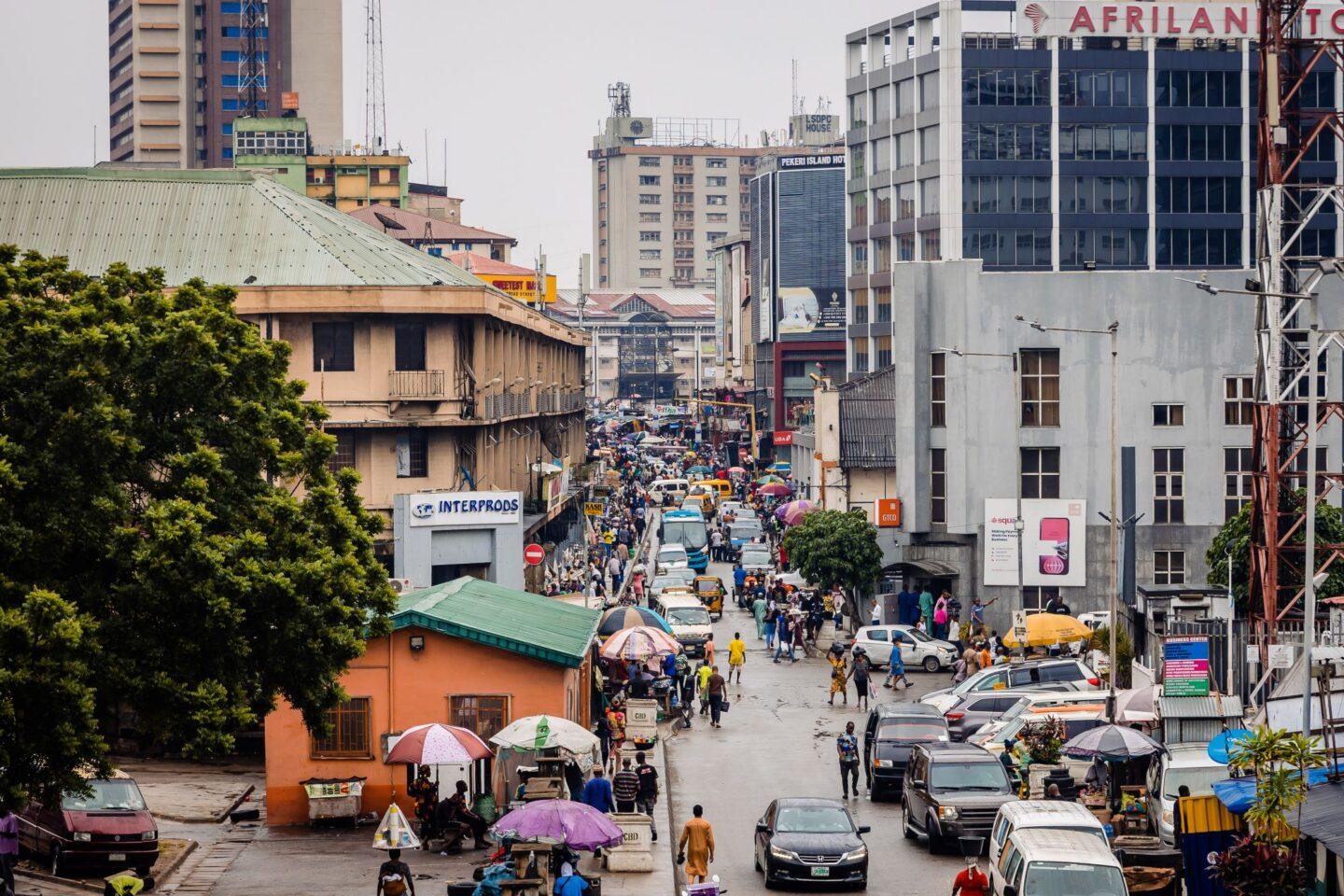 Zdjęcie przedstawia Lagos, największe miasto Nigerii