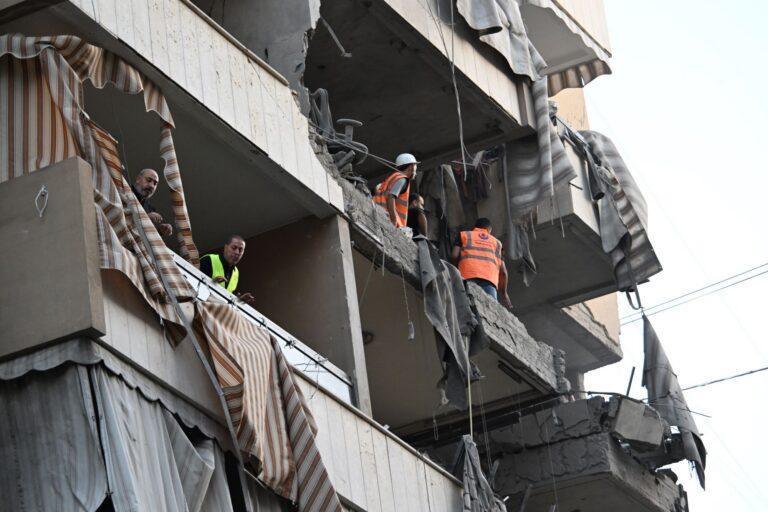 Zdjęcie przedstawia blok w Bejrucie po ataku Izraela 23 listopada 2025 r.