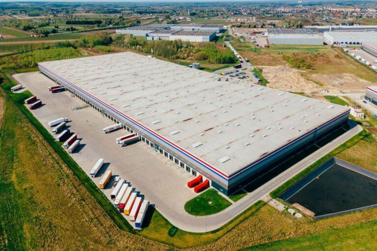 Zdjęcie przedstawia magazyn, park logistyczny w Polsce