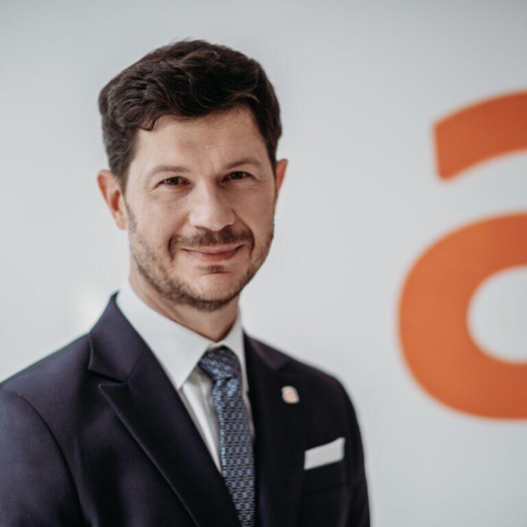 Allegro idzie po 25 mld zł klientów PKO BP i wprowadza asystenta AI. To odpowiedź na ChatGPT