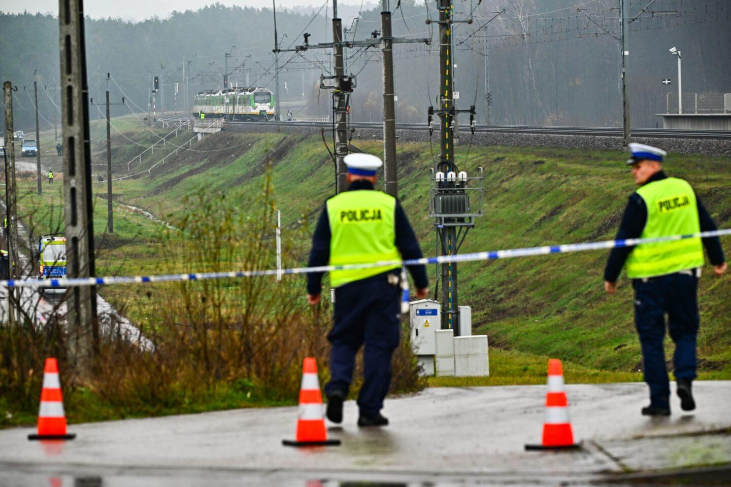 Na zdjęciu działania służb przy zniszczonym fragmencie torowiska na trasie Dęblin-Warszawa przy stacji kolejowej w okolicy miejscowości Mika 16 listopada 2025 r.