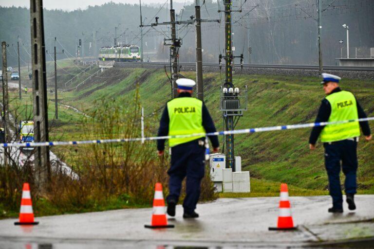 Na zdjęciu działania służb przy zniszczonym fragmencie torowiska na trasie Dęblin-Warszawa przy stacji kolejowej w okolicy miejscowości Mika 16 listopada 2025 r.