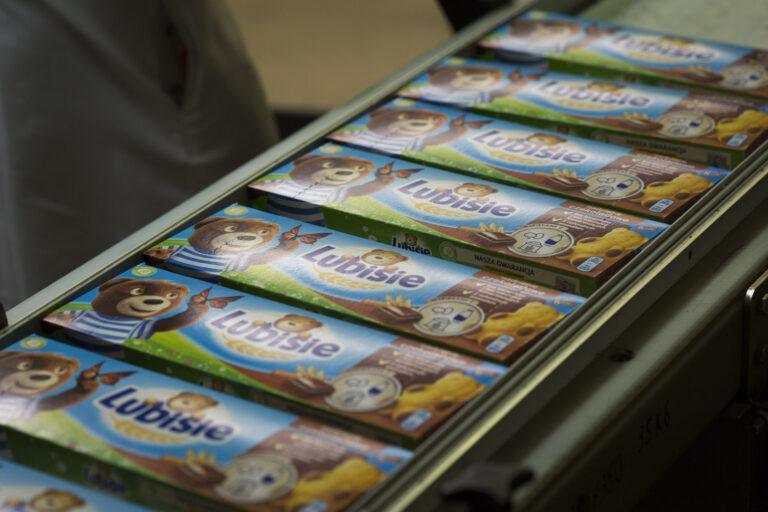 Zdjęcie przedstawia linię produkcyjną ciastek w fabryce Mondelez